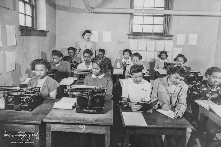 Classe de femmes afro-américaines apprenant la dactylographie à Washington, entre 1910 et 1925 environ (Library of Congress)
