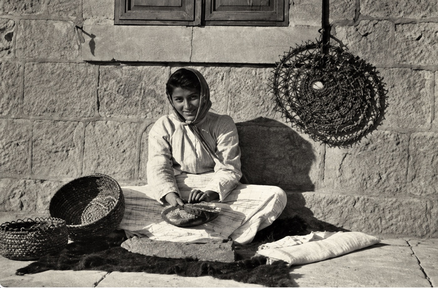 Crédits photo : Elihu Grant, CC BY SA 4.0 - Palestinienne de Jifna tissant selon une technique traditionnelle, vers 1907
